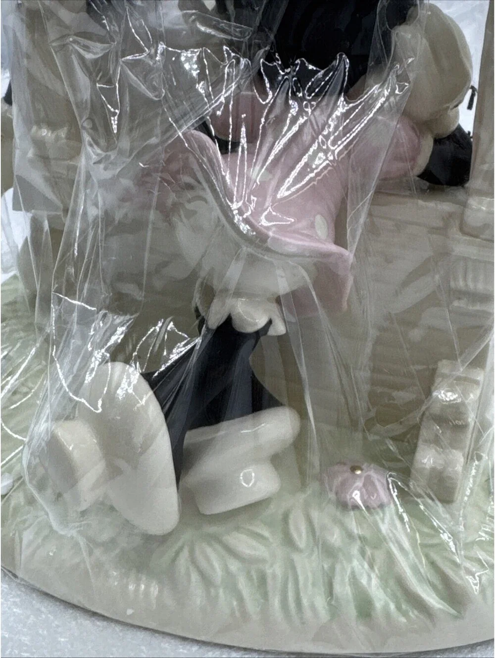Lenox Disney Showcase 2010 “Kisses For Mickey” 8” 24K & Ivory China Figurine New